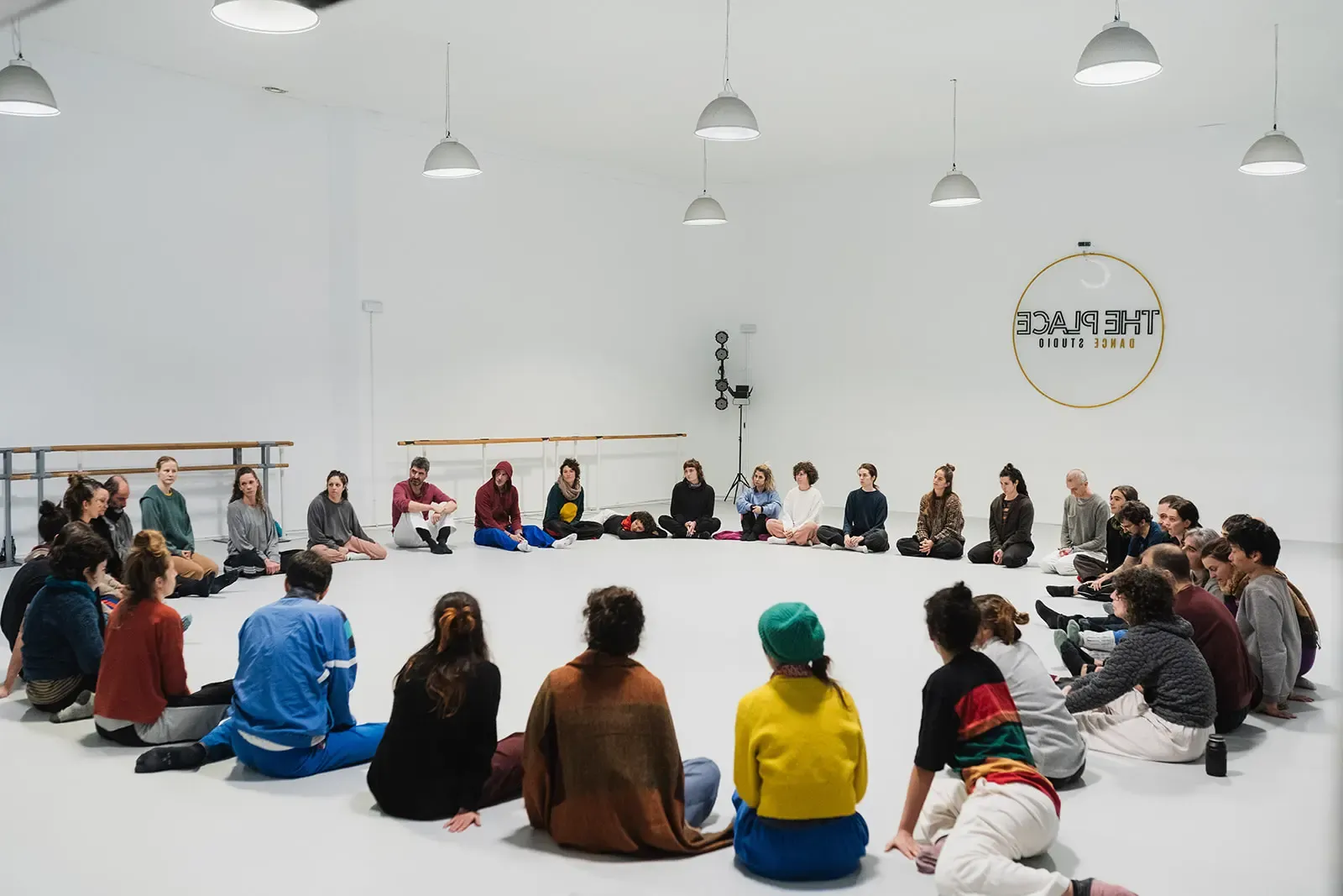Participantes de un encuentro de Contact Improvisación sentados en círculo