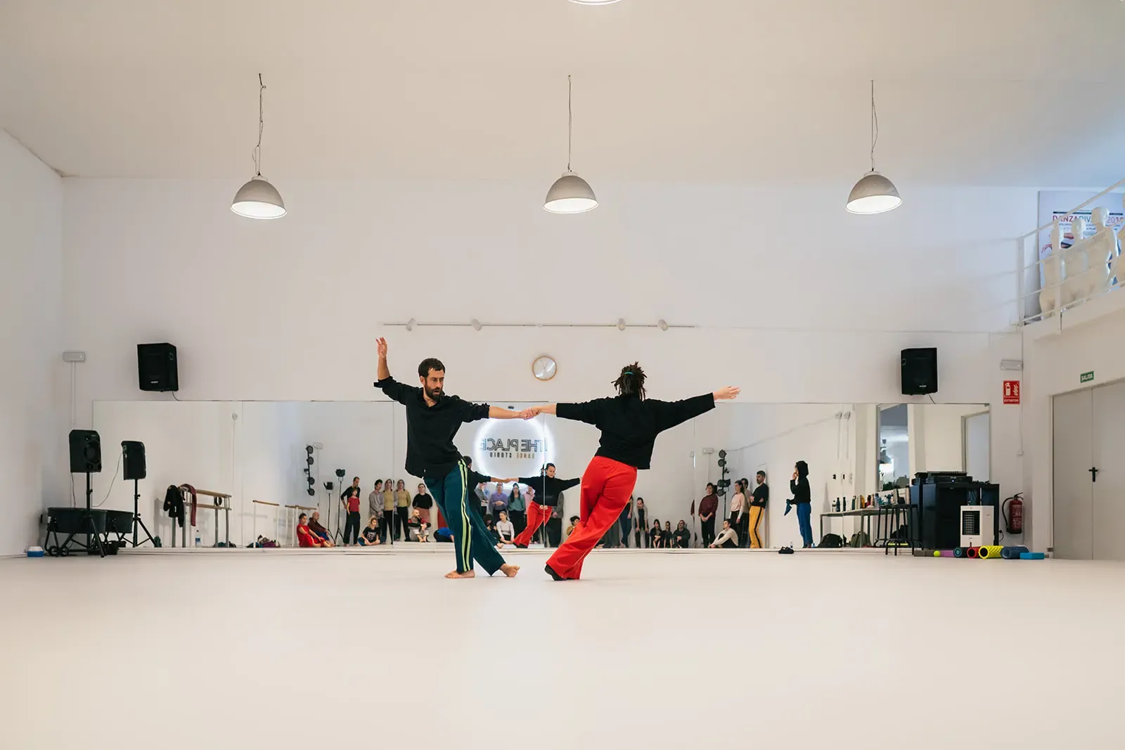 Sesión de danza Contact Improvisación con dos participantes improvisando en el espacio