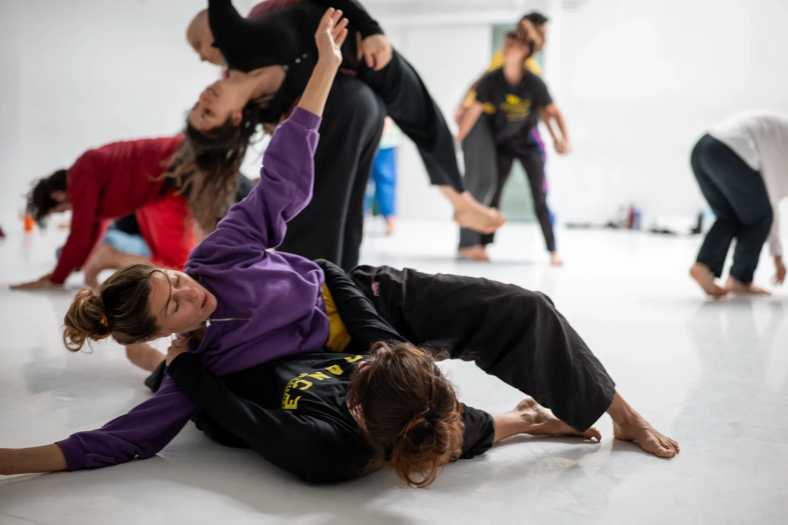 Práctica de suelo y movimiento compartido durante una clase de Contact Improvisación